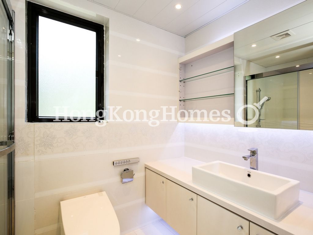 Guest Bathroom — 騰皇居 II，中半山