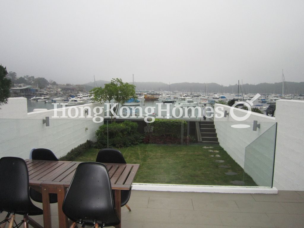 Private Garden off Living Room — 匡湖居 04期，西貢