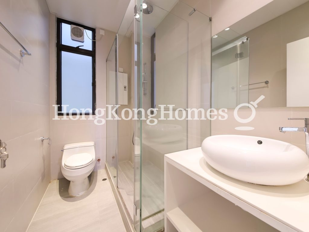 Guest Bathroom — 大潭道 46號，大潭