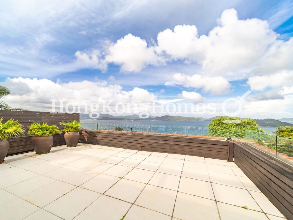 Private Terrace off Living Area — 龍湖別墅，清水灣
