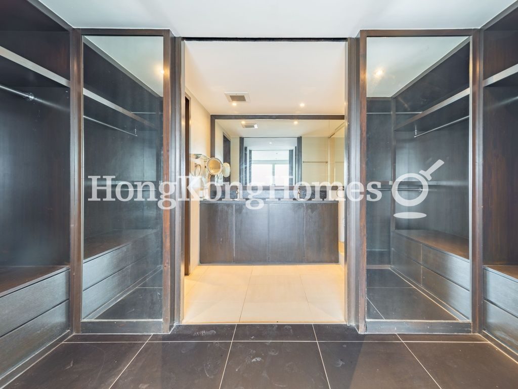 Walk-in Closet in Master Bedroom — 龍湖別墅，清水灣
