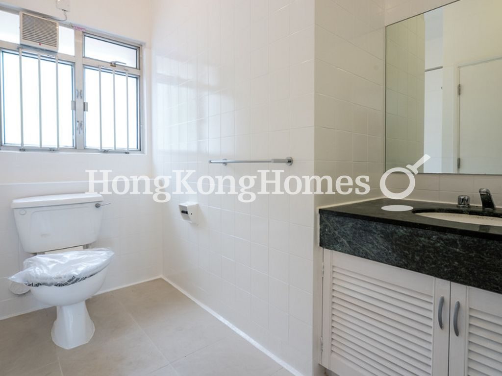 Guest Bathroom — 譚亦衡樓 - 第04座，薄扶林