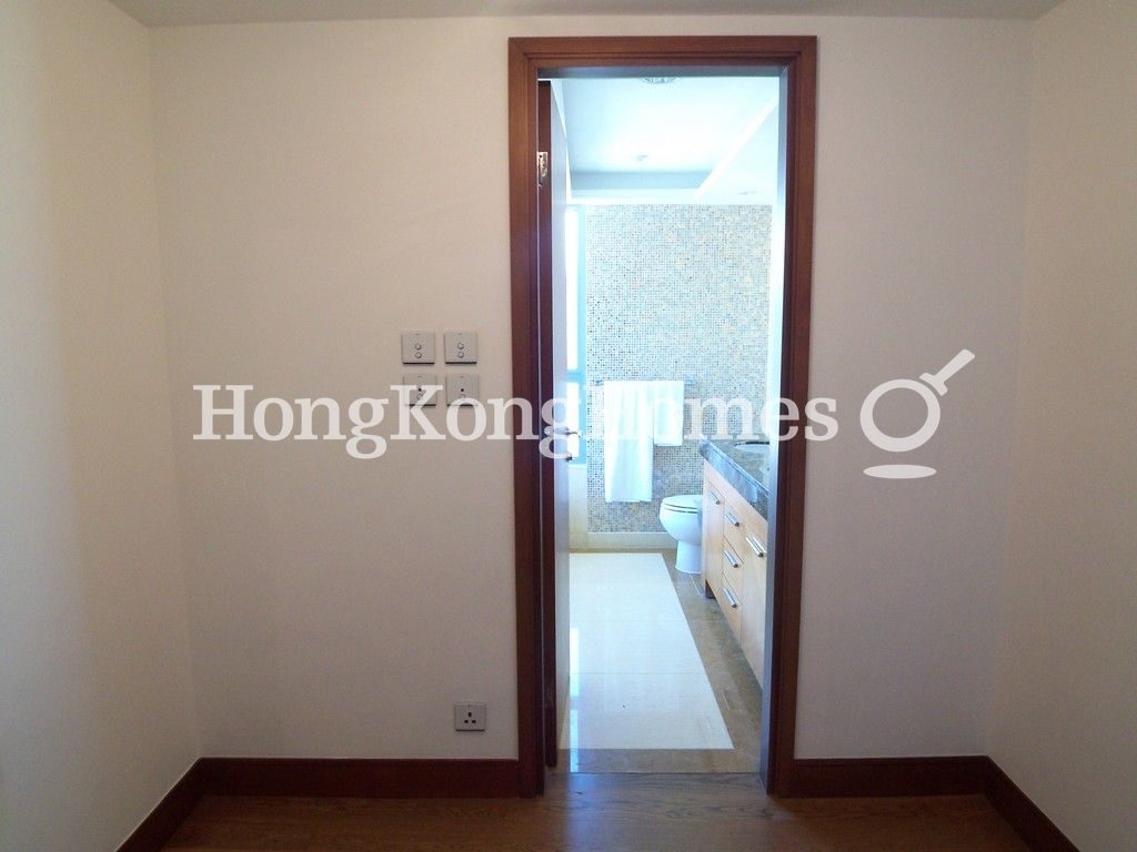 Walk-in Closet in Master Bedroom — 灝畋峰，何文田窩打老道