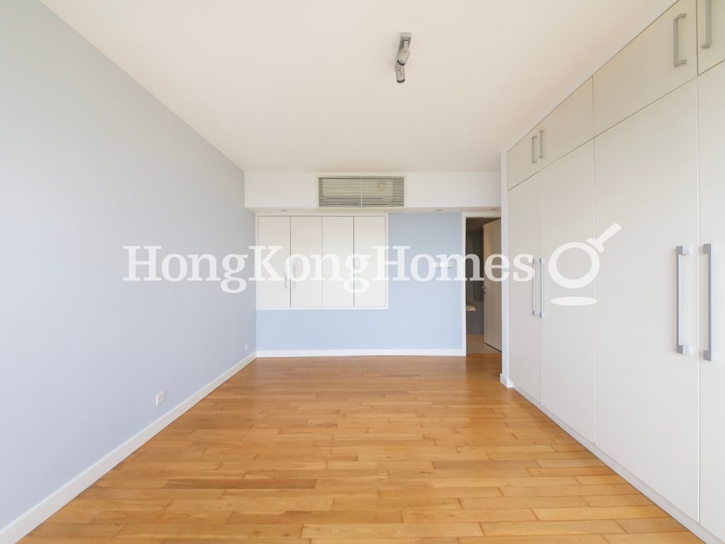 Built-in Wardrobe in Master Bedroom — 柏架別墅，山頂