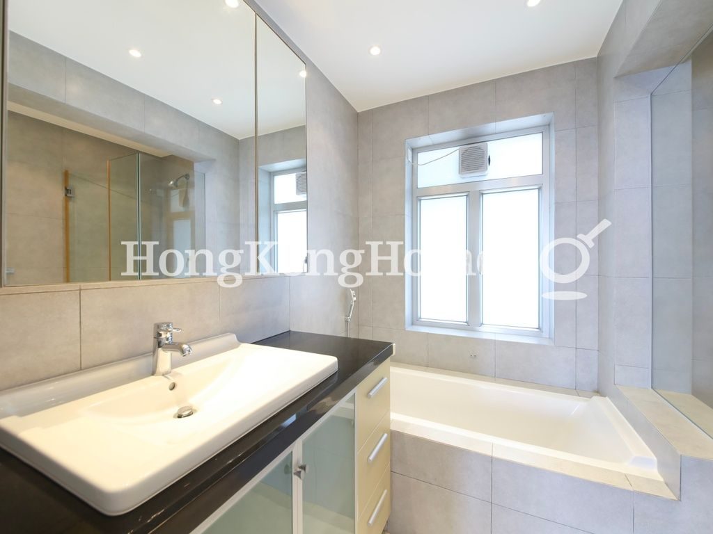 Master Bathroom — 柏架別墅，山頂
