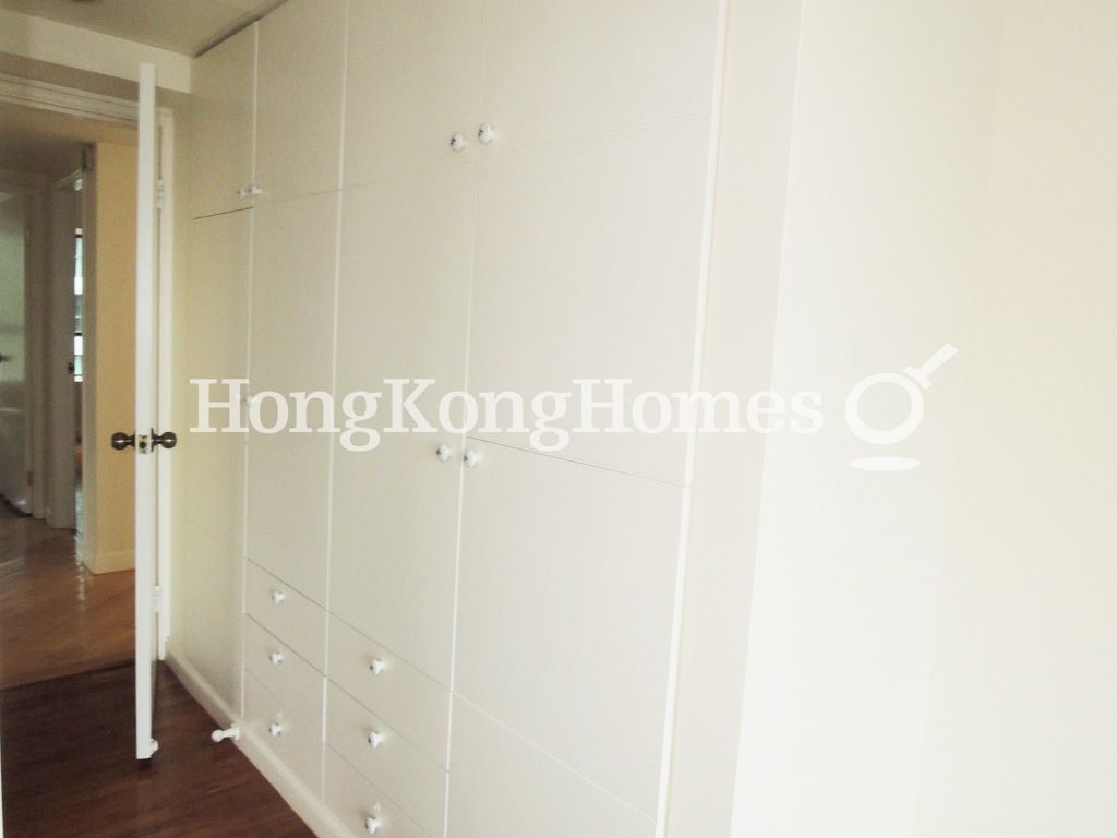 Built-in Wardrobe in Master Bedroom — 帝景園 - 第05座，中半山