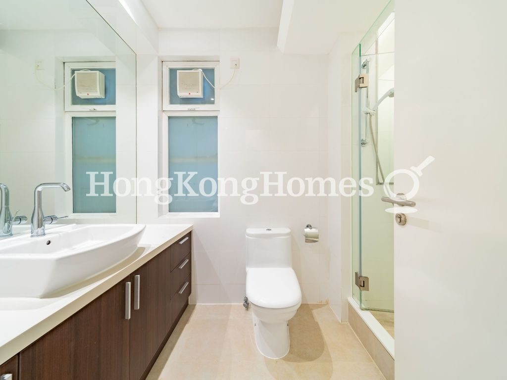 Guest Bathroom — 錦園大廈，中半山