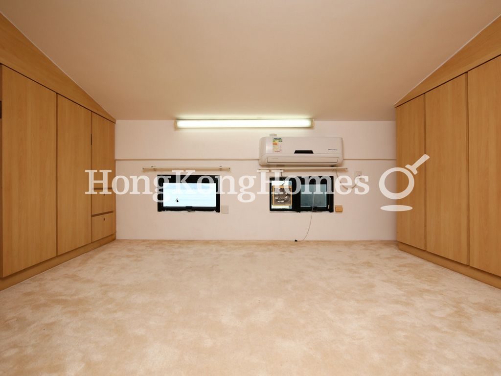 Walk-in Closet in Second Bedroom — 海濱別墅，清水灣