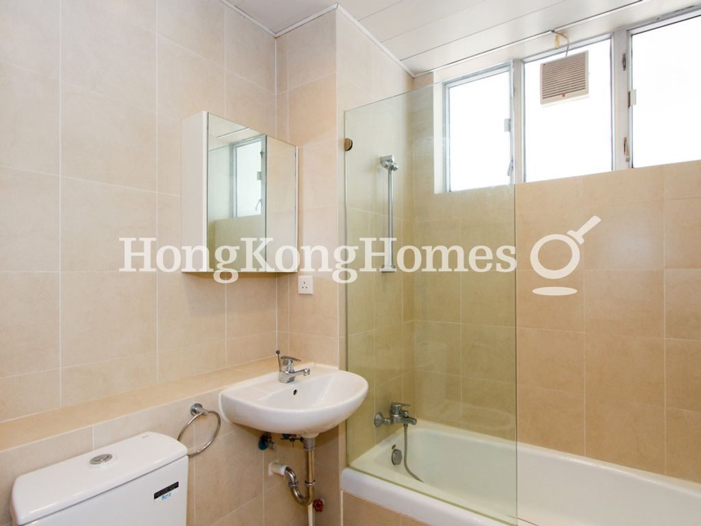 Guest Bathroom — Grosse Pointe Villa - Block C, Stanley