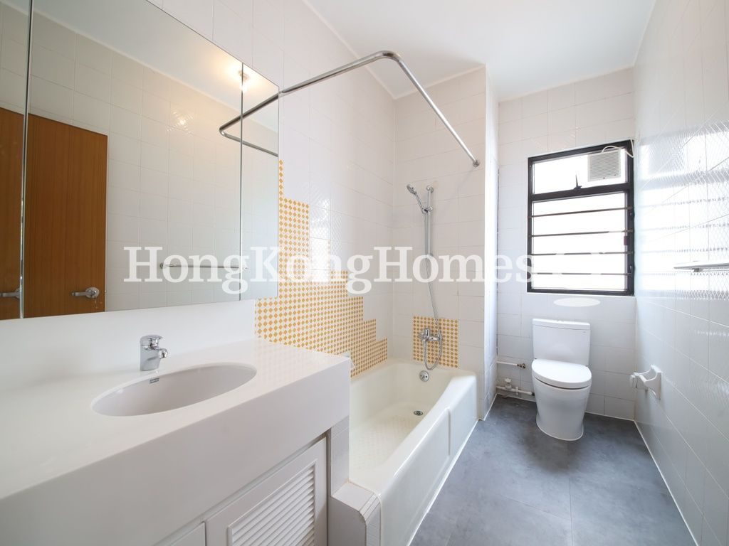 Guest Bathroom — 松蔭園 - 第05座，薄扶林