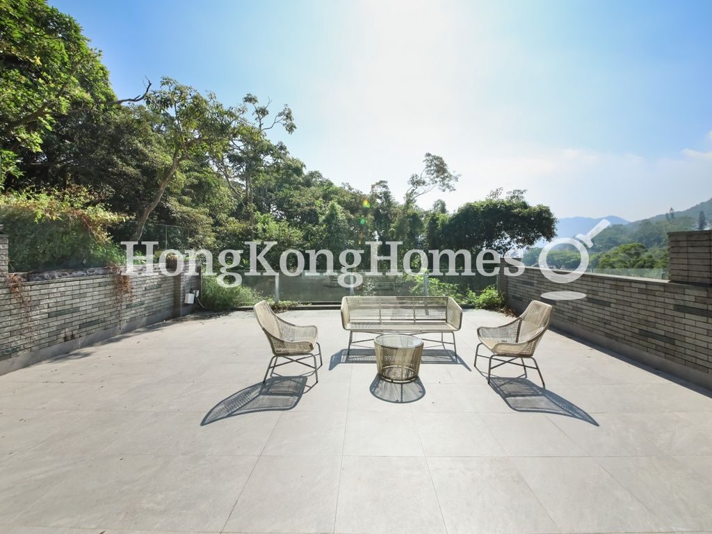 Private Terrace off Living & Dining Room — 溱喬，西貢