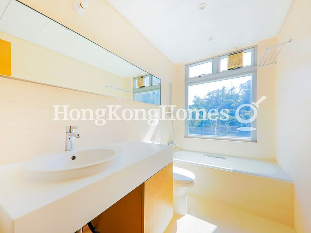 Guest Bathroom — 嘉名苑 A-B座，深水灣