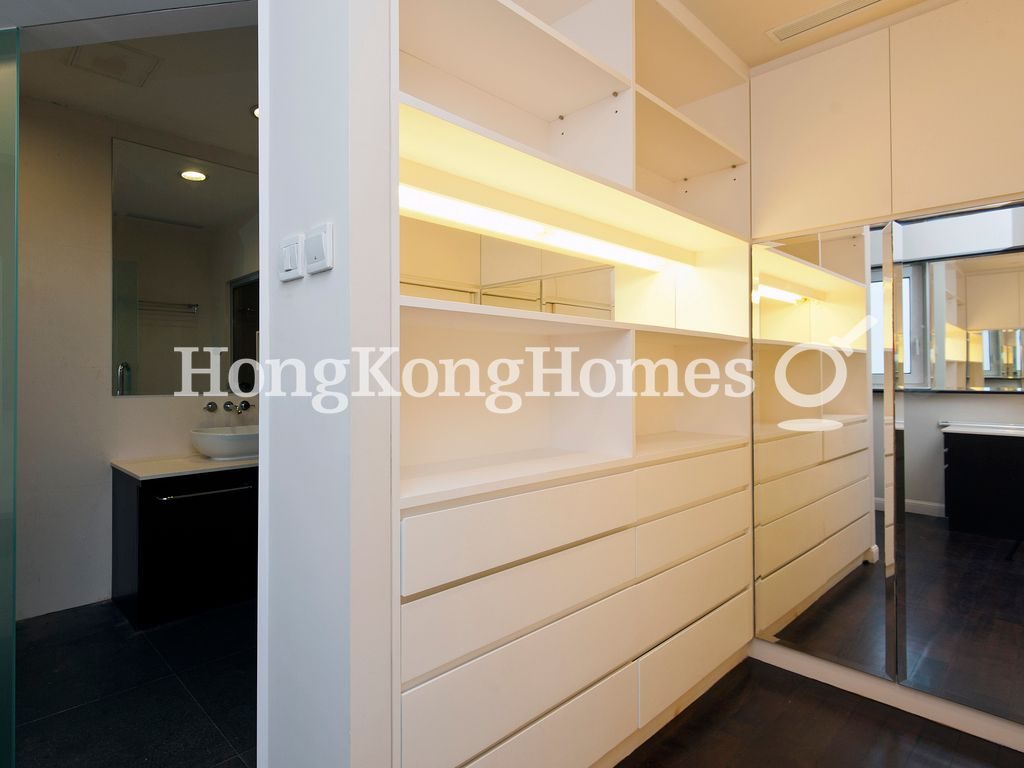 Walk-in Closet in Master Bedroom — 七重天大廈，山頂