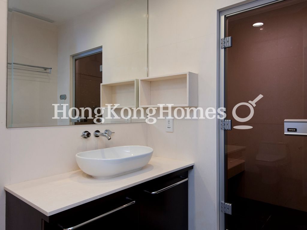Master Bathroom — 七重天大廈，山頂