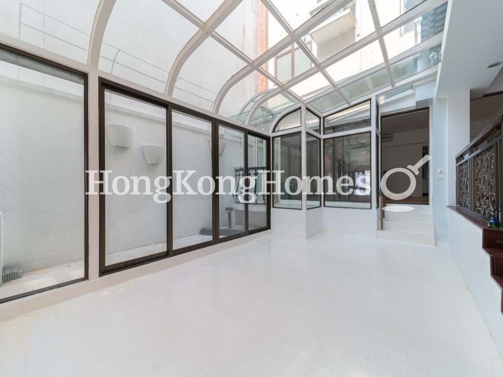 Atrium off Dining Room — 海天徑 19-25號，舂坎角