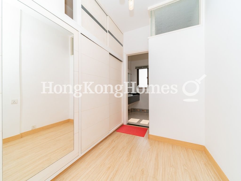 Built-in Wardrobe in Master Bedroom — 海天徑 19-25號，舂坎角