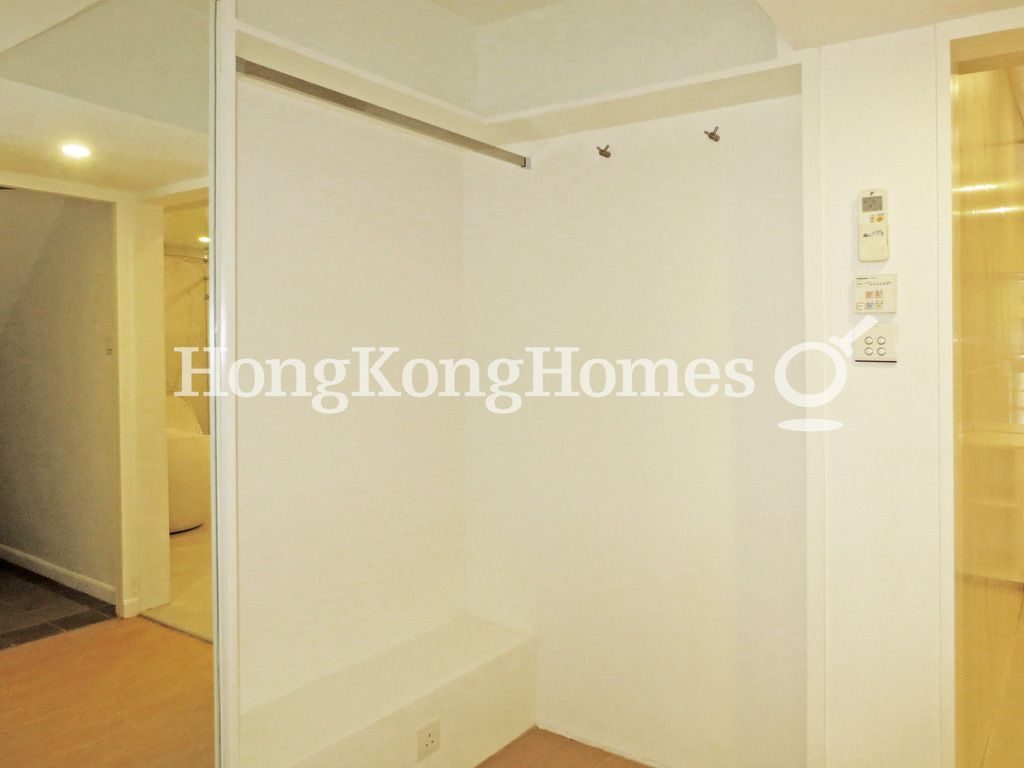 Walk-in Closet in Master Bedroom — 南灣道16-18號，淺水灣