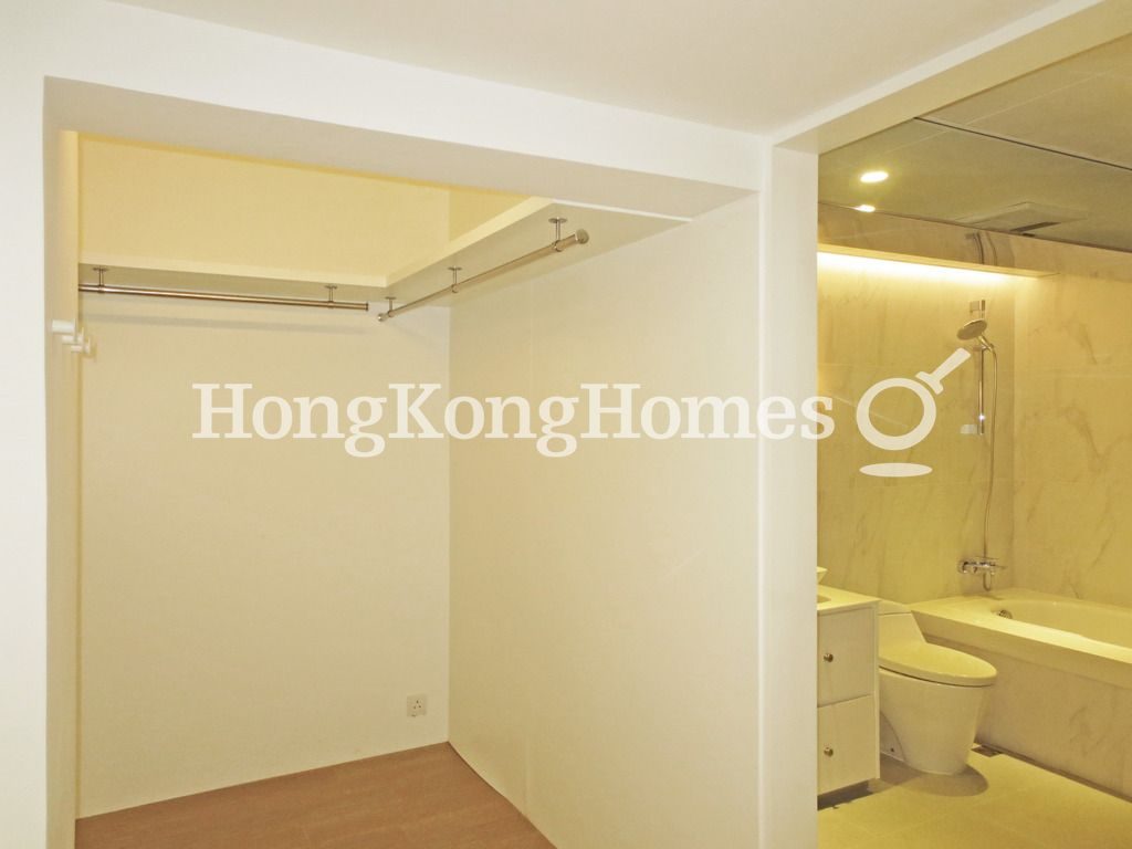 Walk-in Closet in Second Bedroom — 南灣道16-18號，淺水灣