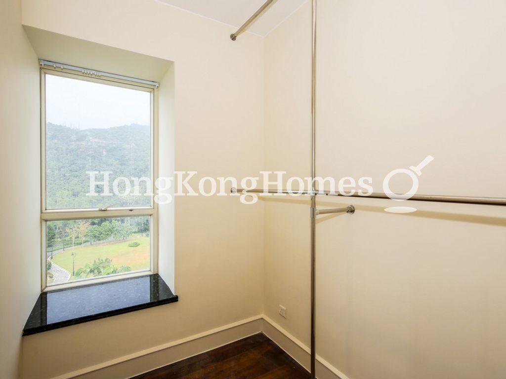 First Walk-in Closet in Master Bedroom — 8-10 柯士甸山道 - 第05座，山頂