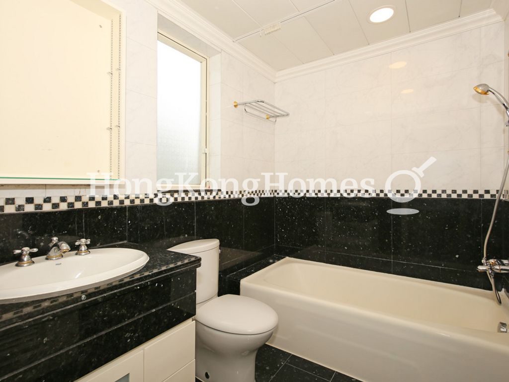 Second Ensuite Bathroom — 8-10 柯士甸山道 - 第05座，山頂