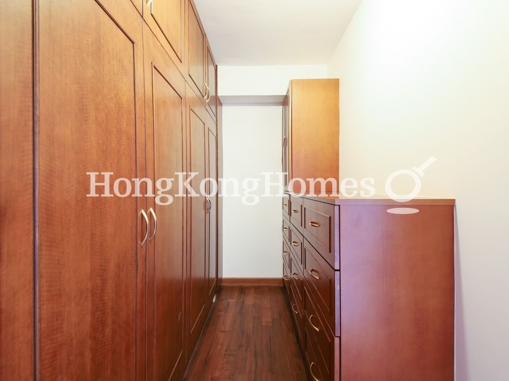 Walk-in Closet in Master Bedroom — 南灣大廈，淺水灣