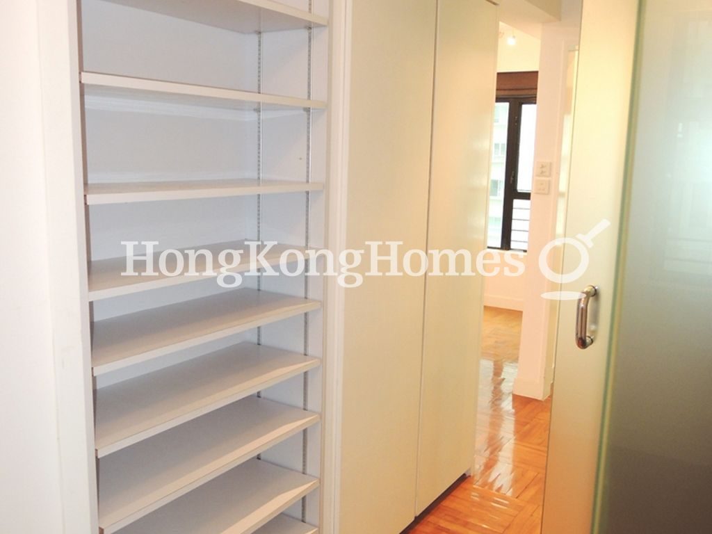 Built-in Wardrobe in Second Bedroom — 金碧閣，西半山