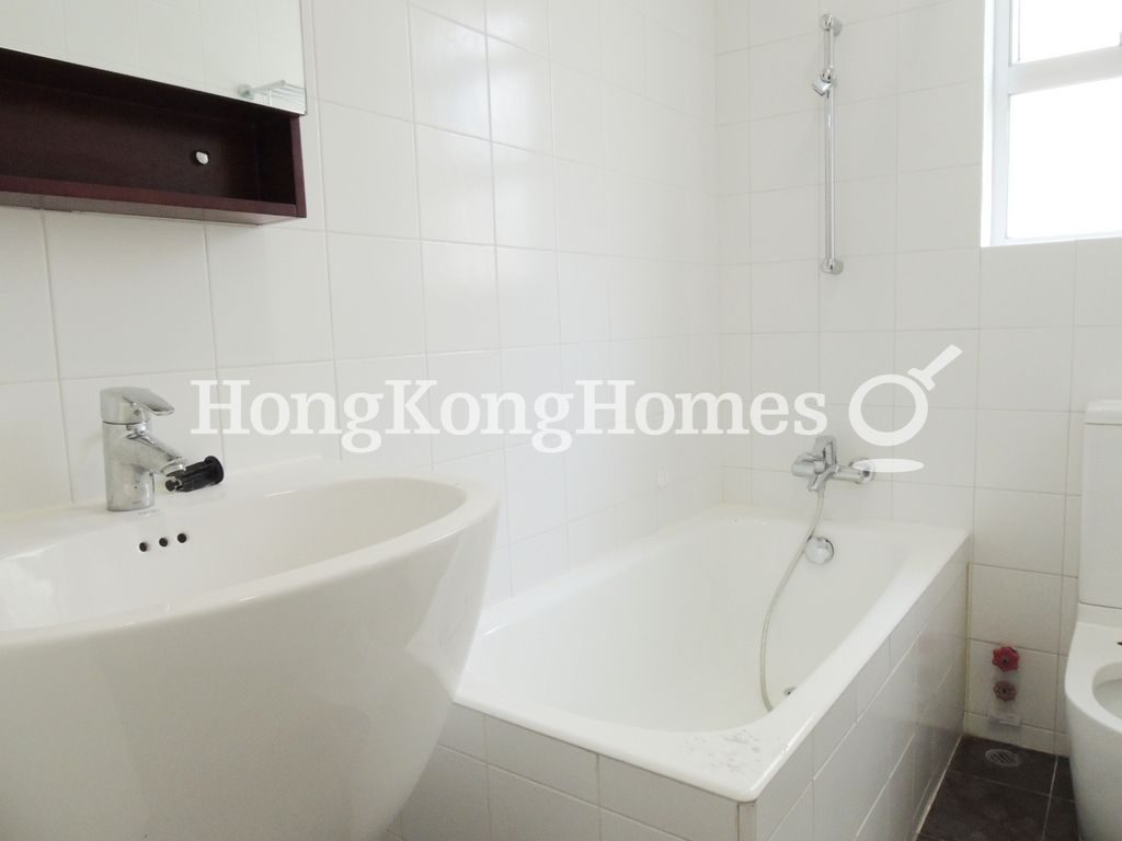 Guest Bathroom — 環角道 12 號，舂坎角