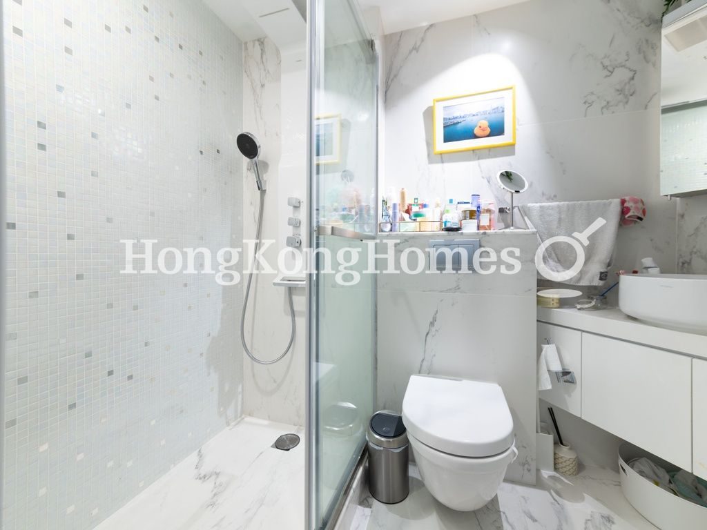 Guest Bathroom — 世紀大廈 1座，中半山