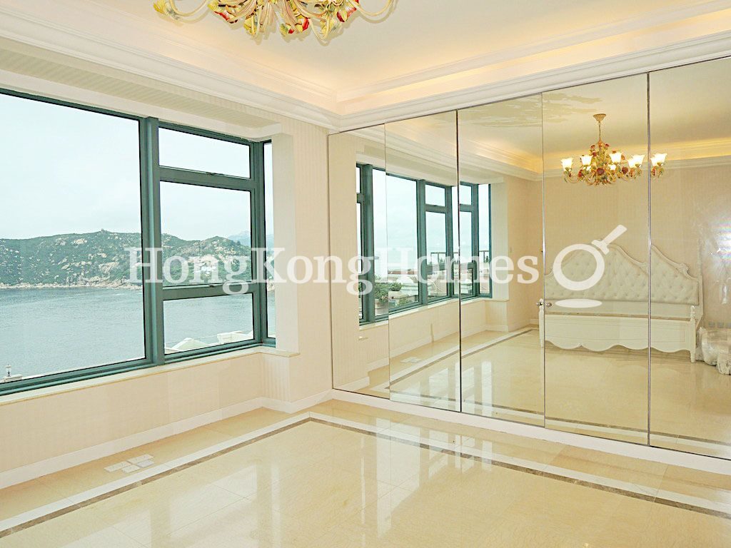Built-in Wardrobe in Master Bedroom — 富豪海灣，赤柱