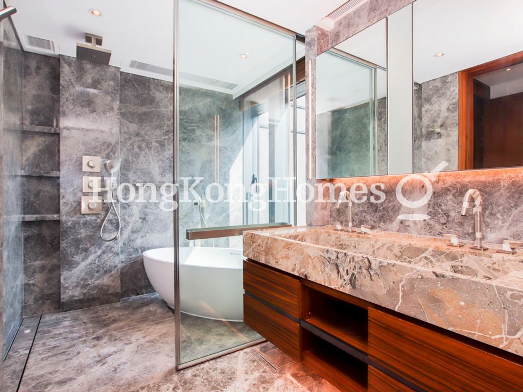 Master Bathroom — University Heights - Tower 3，西半山