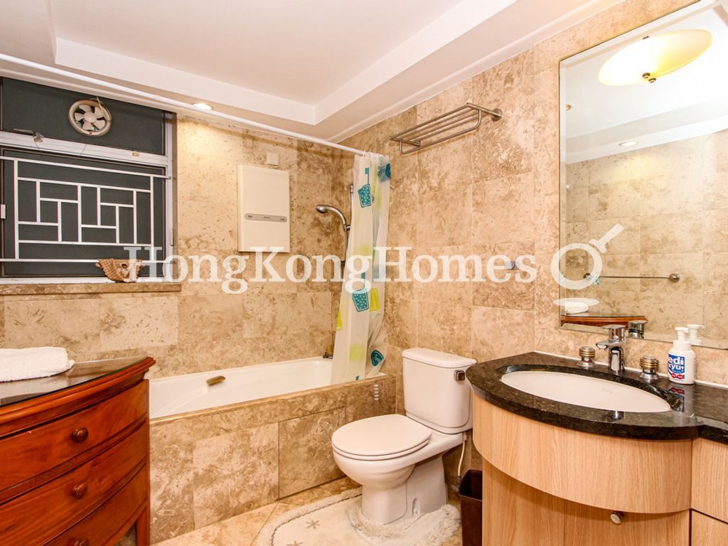 Guest Bathroom — 漾日居 - 第05座，尖沙咀