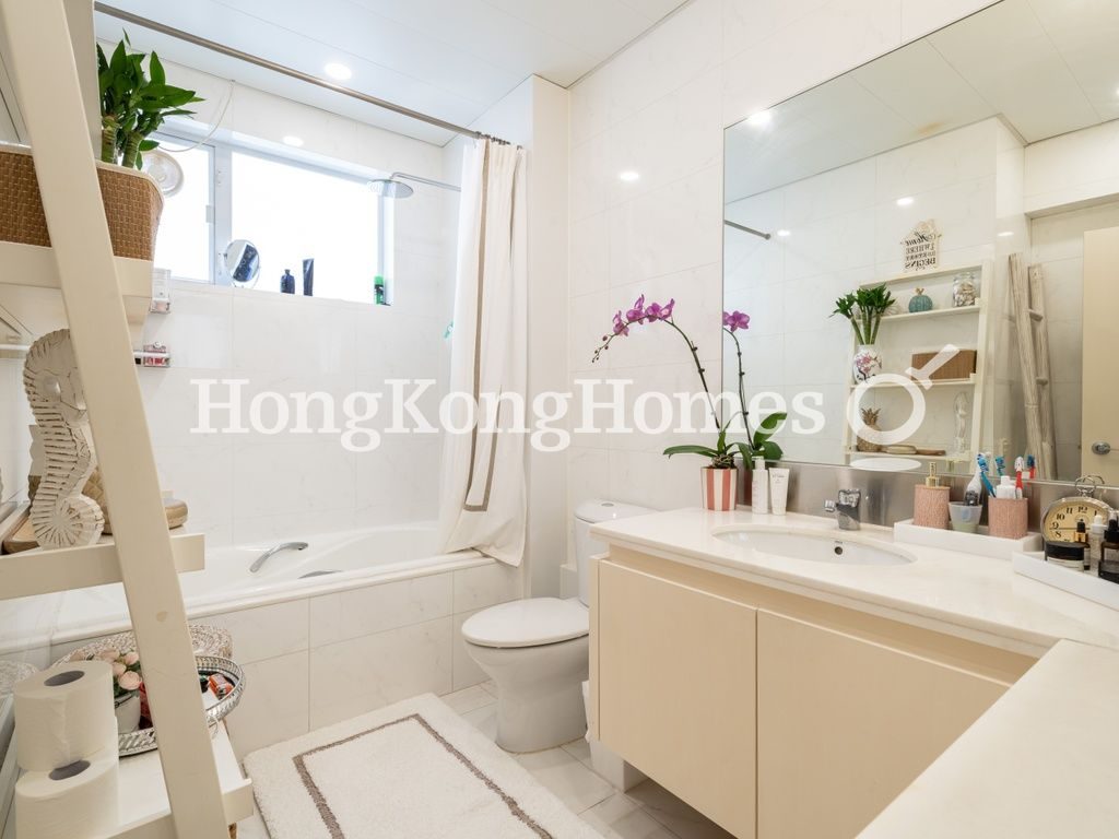 Master Bathroom — Grosse Pointe Villa - Block B, Stanley