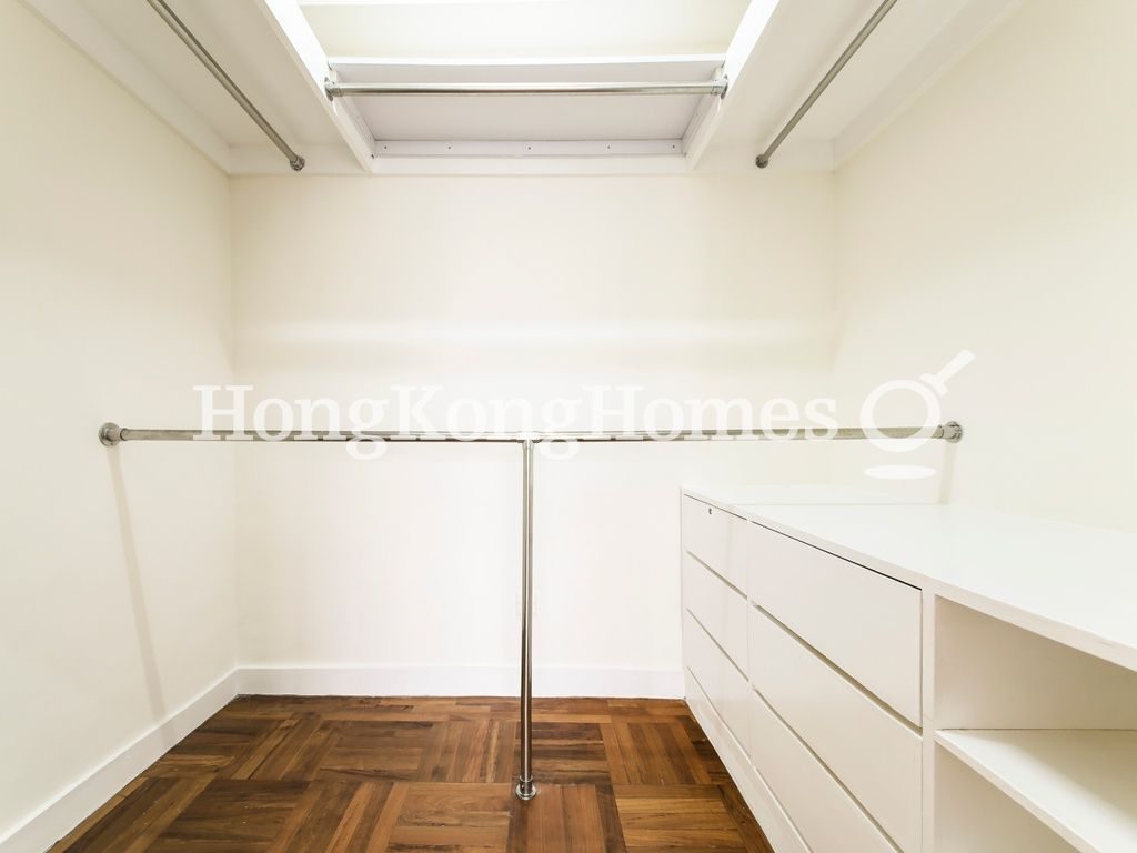 Walk-in Closet in Master Bedroom — 堅麗閣，中半山