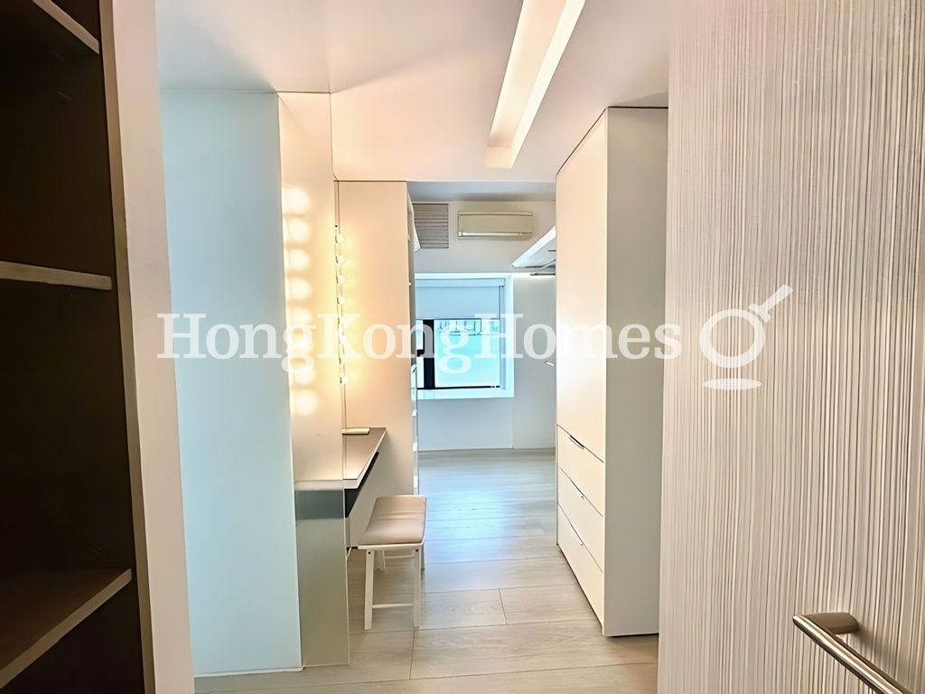 Walk-in Closet in Master Bedroom — 凱旋門 1期 第1座 (摩天閣)，尖沙咀