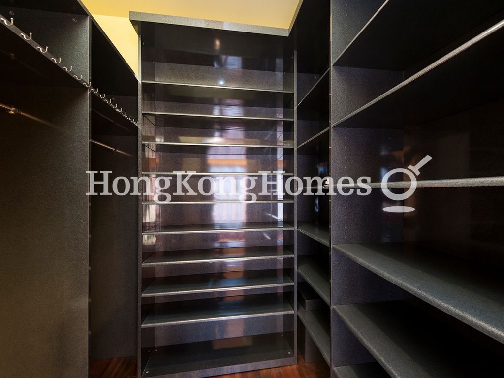Walk-in Closet in Master Bedroom — 聚賢居 - 第02座，中環