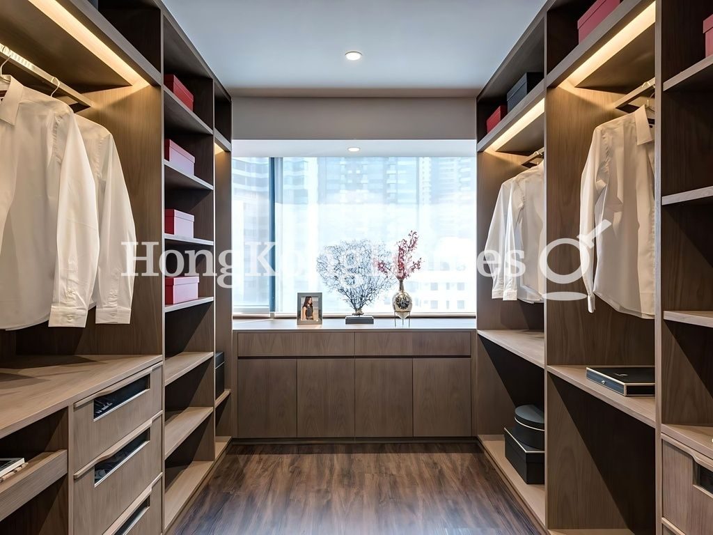 Walk-in Closet in Master Bedroom — 聚賢居 - 第02座，中環