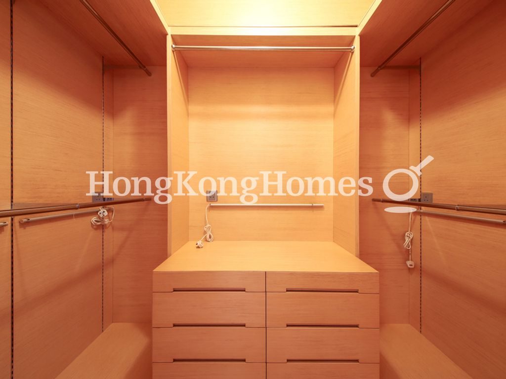 Walk-in Closet in Master Bedroom — 帝景園 - 第01座，中半山