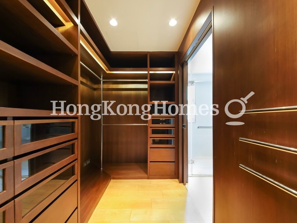 Walk-in Closet in Master Bedroom — 影灣園 - Harston，淺水灣