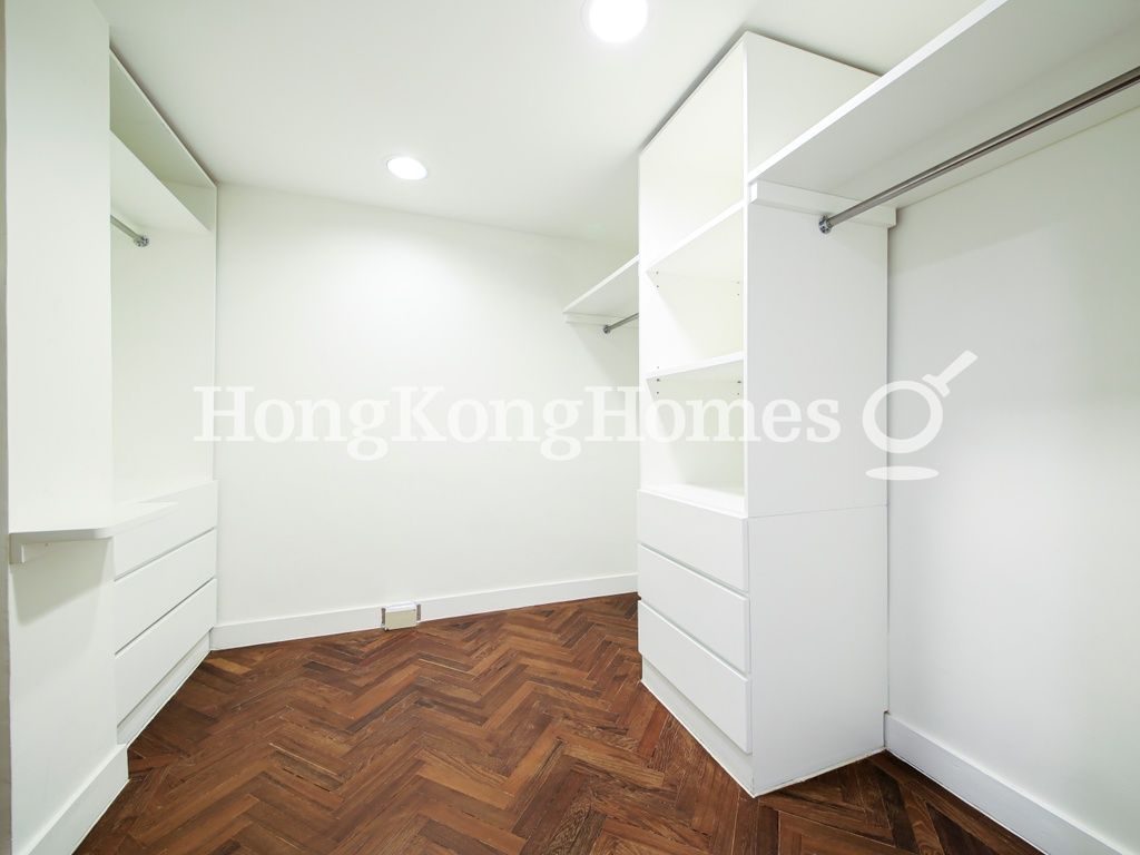 Walk-in Closet in Master Bedroom — 恒安閣，壽臣山