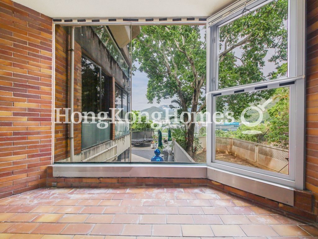 Enclosed Balcony off 2nd and 3rd Bedroom — 恒安閣，壽臣山