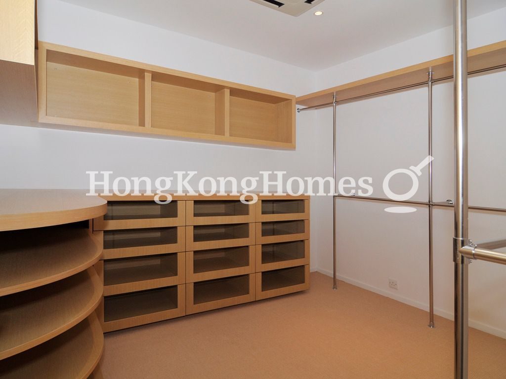 Walk-in Closet in Master Bedroom — 松濤小築，舂坎角