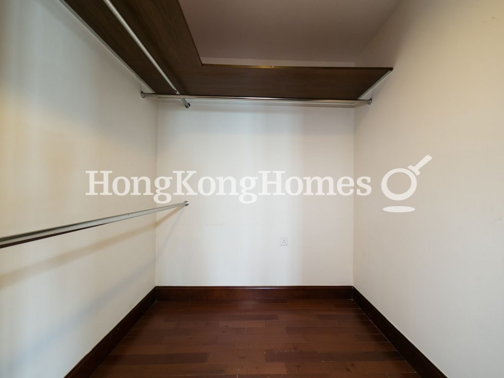 Walk-in Closet in Master Bedroom — 淺水灣大廈 A座，淺水灣