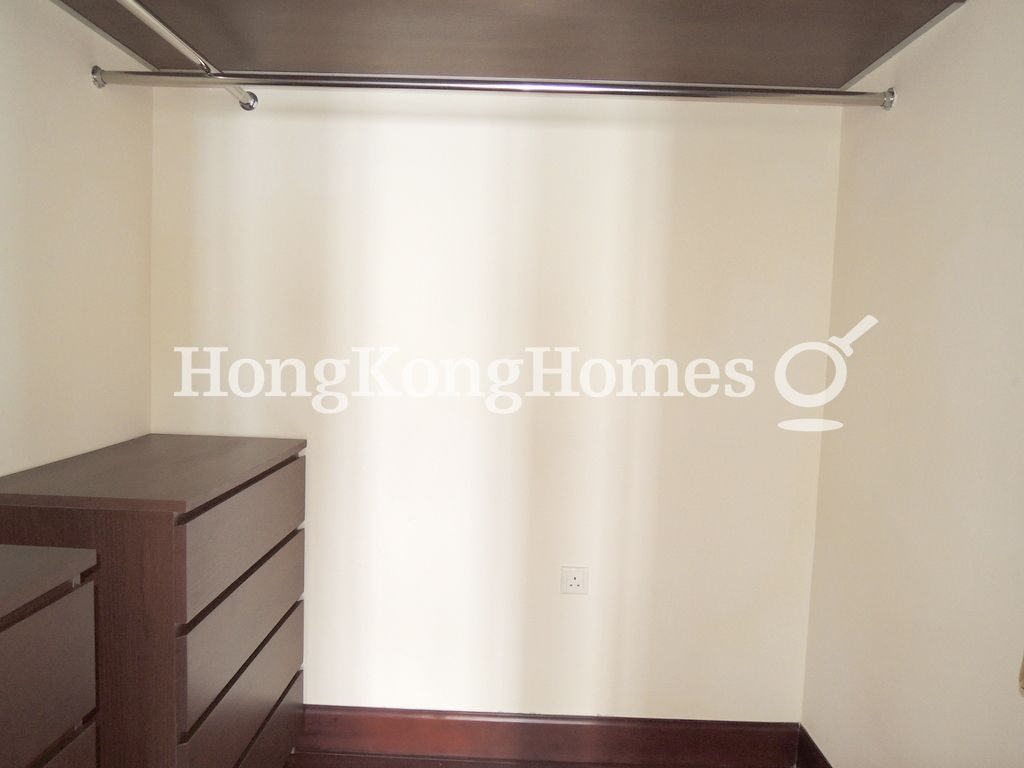 Walk-in Closet in Master Bedroom — 淺水灣大廈 A座，淺水灣