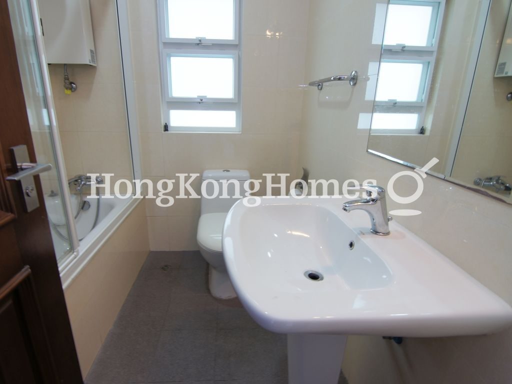 Guest Bathroom — 靜修里 13 - 25 號，舂坎角
