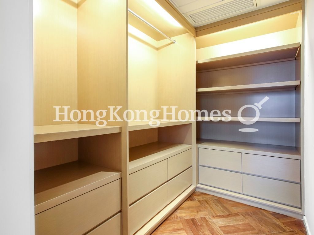Walk-in Closet in Master Bedroom — 赫蘭道 3號，舂坎角