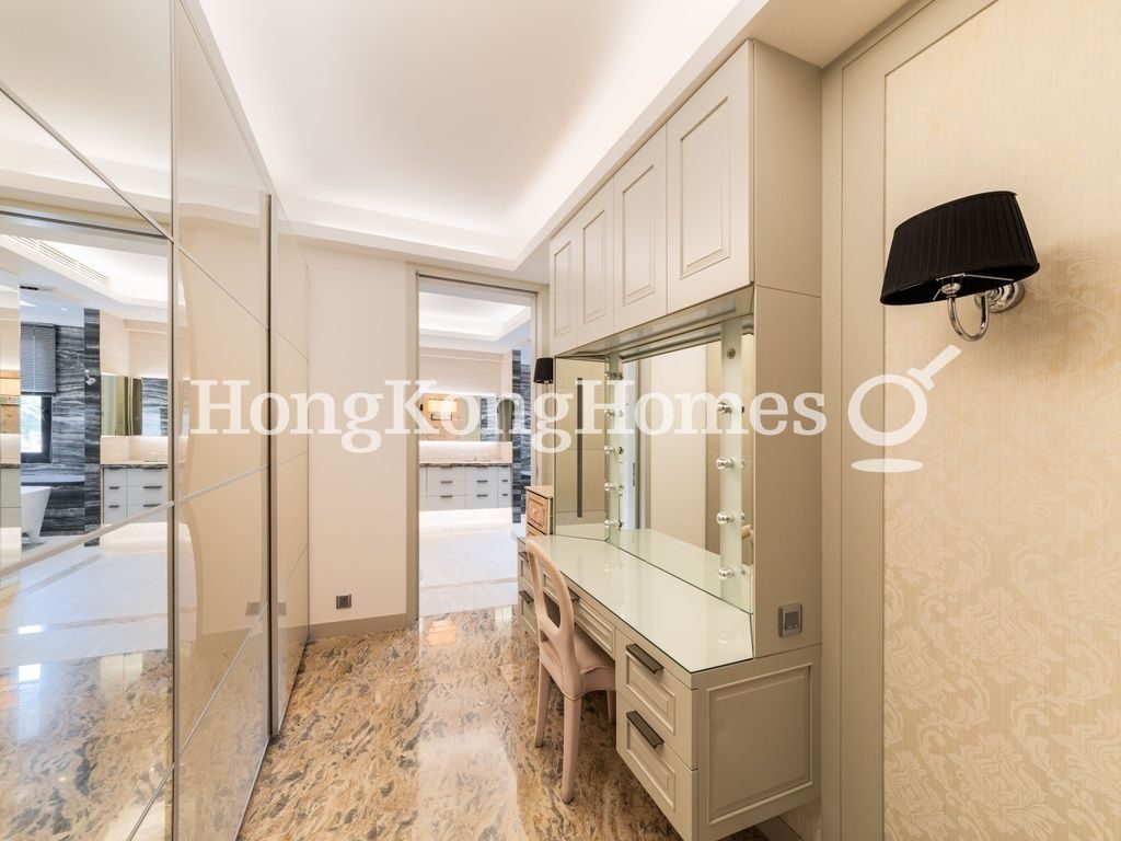 Walk-in Closet in Master Bedroom — 松濤小築，舂坎角