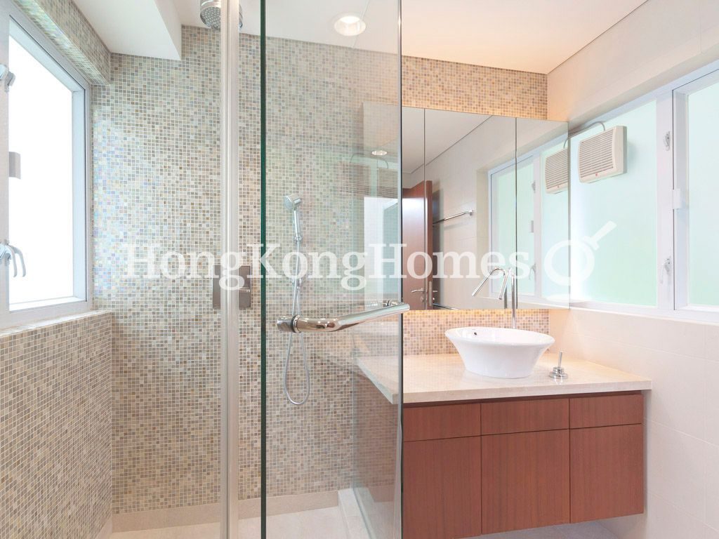 Third Ensuite Bathroom — Horizon Lodge, Chung Hom Kok