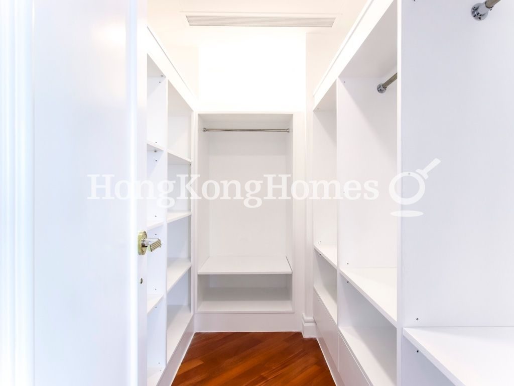 Walk-in Closet in Master Bedroom — 淺水灣道 127 號，淺水灣