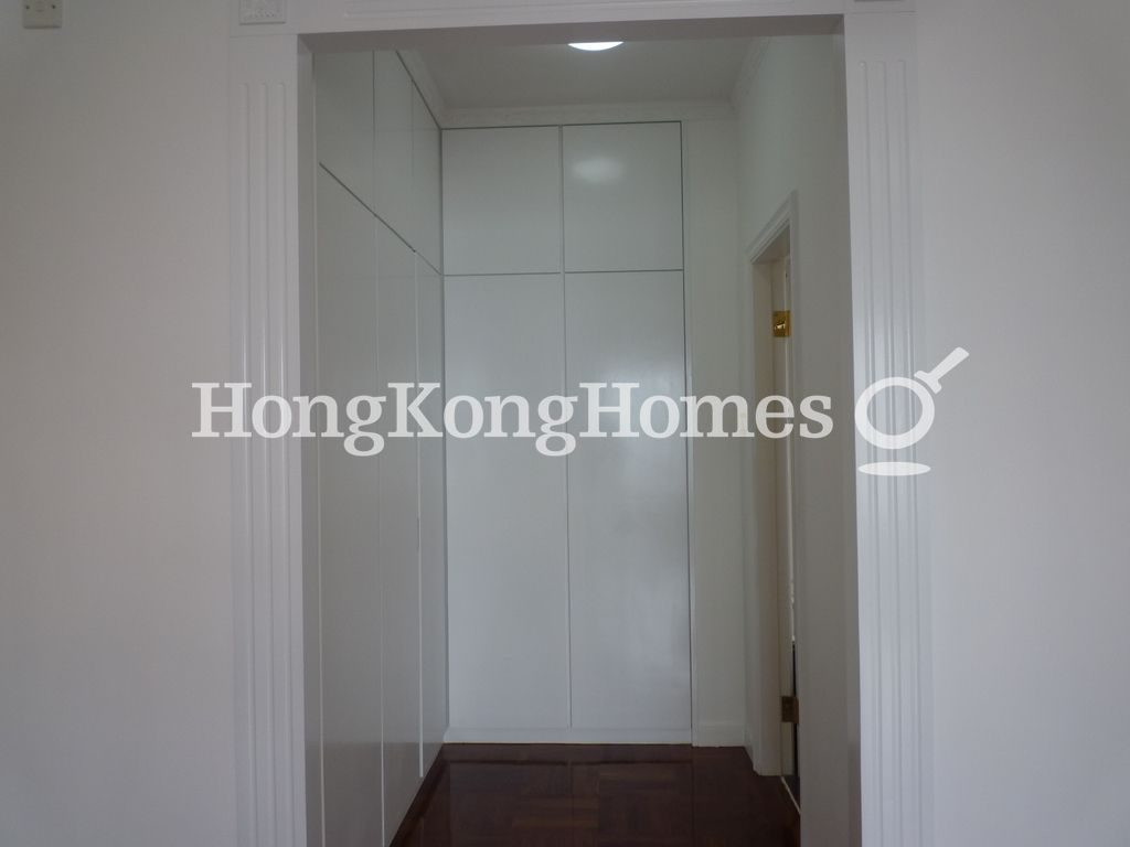 Built-in Wardrobe in Master Bedroom — 嘉富麗苑 - 第01座，中半山
