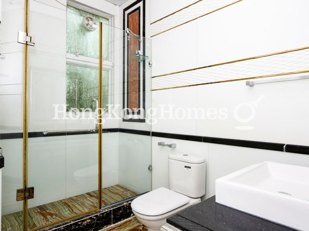 Guest Bathroom — 卓能山莊，山頂
